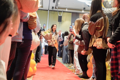 獲獎者走過象徵榮譽的紅毯.