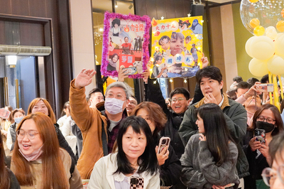  獲獎同仁的單位組成親友團 為得獎者鼓勵.