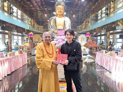 宗道法師也回贈華嚴經八卷,鼓勵魏廷亘有空時可以精進。