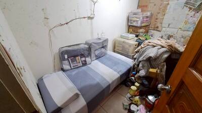  少年培力園運用扶輪公益網捐贈的寢具資源，幫獨居長輩的硬木板床鋪上床墊。