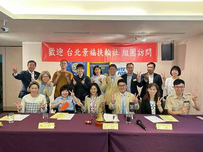 翁彥如(前排左二)在演講後，與台北民樂扶輪社和台北景福扶輪社社友合影。