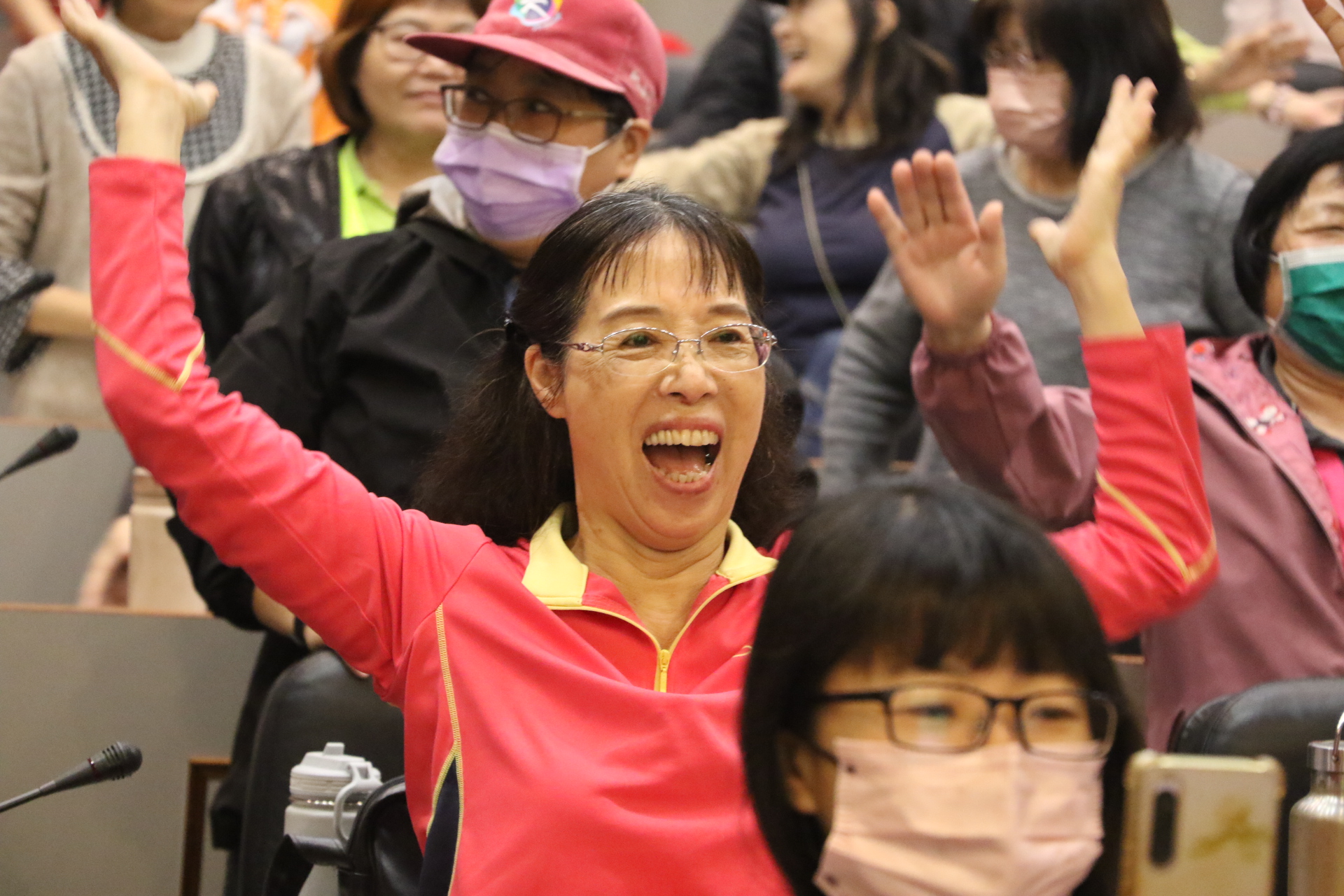 「逐工笑嘻嘻，乎你健康呷百二！」愛笑瑜伽協會王淑芳笑迎晚美人生