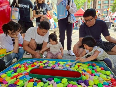  泰五林居托中心親子園遊會，爸媽陪小孩一起釣魚