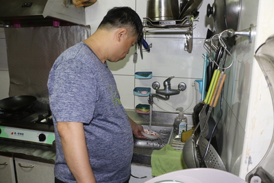  小許在新北市樂慧身心障礙者服務中心介入服務2年並規劃他生活任務後，在家裡會幫媽媽洗碗盤。