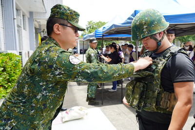 參訪空軍憲兵中隊，青年體驗穿放防彈衣。