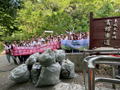 頂欣社區及和運租車志工團隊，合力將垃圾及枯枝收集成袋，整理出11袋、超過1300公升的豐碩成果，展現團隊合作及環境保育的熱忱。