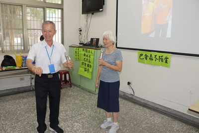  小雷夫婦分享，小雷說載太太出門，催油門時右手不由自主地顫動，以致機車忽快忽慢