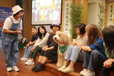  活潑的「哈恩」和現場觀眾親切的互動 左為台灣動物輔助治療專業發展協會名譽理事長陳美麗