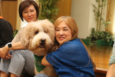 5歲的標準型貴賓狗「哈恩」讓現場聽眾親近撫摸