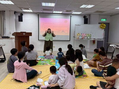 早療教保老師林麗敏（中）在活動中鼓勵家長運用合適的策略，來支持和鼓勵孩子。