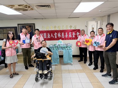 雲林慈善基金會捐贈愛維養護中心一批市值6萬元的圍兜兜,左3為基金會董事長林進忠