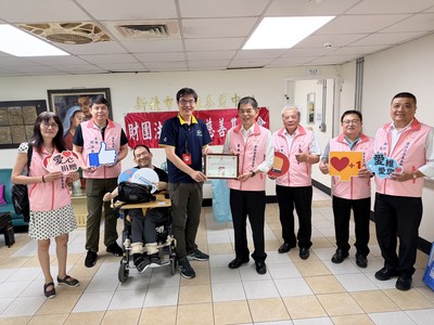 愛維養護中心副主任鄭人瑋(左4)回贈感謝牌給雲林慈善基金會董事長林進忠(右4)
