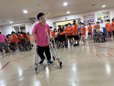 院生阿德操作助行器開心進行輪椅接力賽