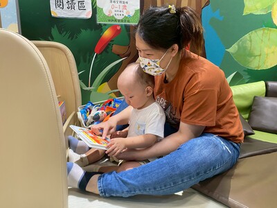 位於中和民享公托中心附設親子館定點臨托,托育人員帶著幼兒探索繪本故事。