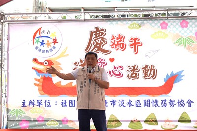 淡水區關懷弱勢協會理事長蔡錦賢帶領團隊投入弱勢關懷，積極媒合各方資源。