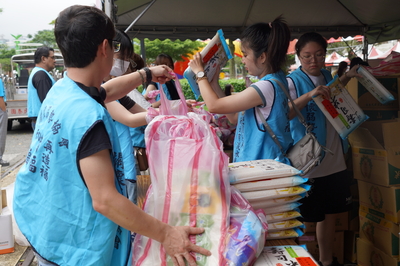 淡水區關懷弱勢協會志工全員出動，期盼透過實際行動，讓關懷在佳節前夕傳遞到每個需