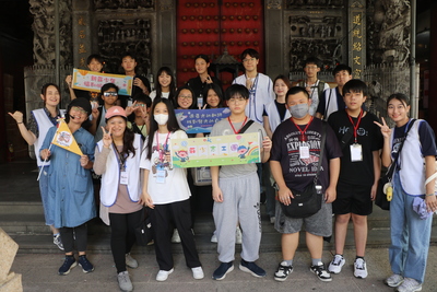  新莊少年福利中心辦暑期營隊從走讀新莊老街開始，參訪武聖廟