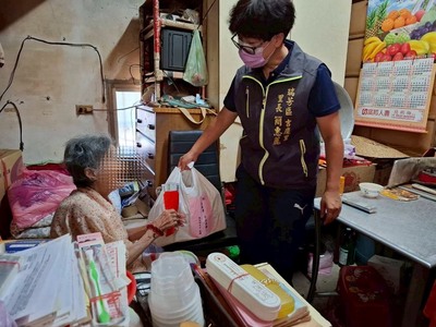 瑞芳區吉慶里長簡惠麗去探視里內脆弱家庭,並致贈民生物資及年節慰問金。