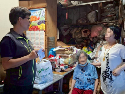 瑞芳區吉慶里長簡惠麗主動關懷里內脆弱家庭,並幫忙申請各項社會福利與補助。