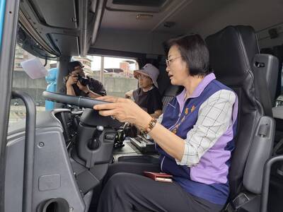 社會局長李美珍親自坐上大貨車駕駛位置體驗視野盲區,呼籲行人和騎士要避開危險區域。