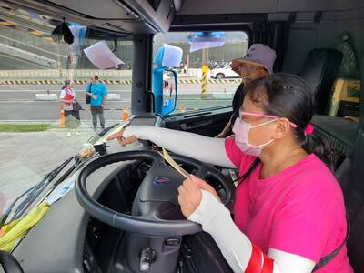 活動現場讓民眾上車體驗從大車駕駛座看出的視野侷限。