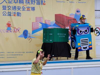 慾望劇團演出《怪物的隱形斗篷:大車冒險王》,引導民眾認識正確用路的觀念。