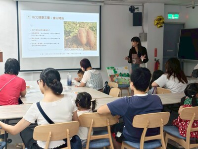 吳宥榛老師帶領親子「金山地瓜故事派對」,先介紹金山的地瓜是新北市健康三寶之一。