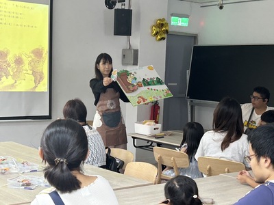 吳宥榛老師向大家介紹繪本內容