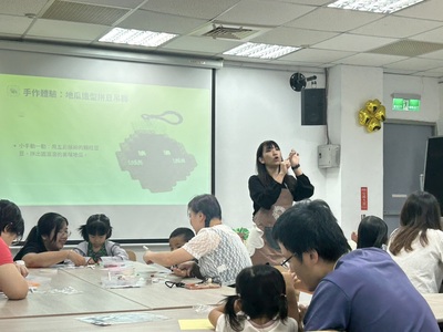 吳宥榛老師帶領親子手作地瓜造型拼豆吊飾