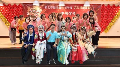 雙溪區公所在雙溪綜合市場2樓舉辦「巾幗傳情・戲曲傳藝」活動,會後演員與服務志工合影。