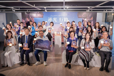 侯友宜市長與17位社工師和撰稿人合影,前排右3為 社會局長李美珍。