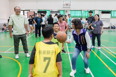 社會局副局長許秀能為小衛星籃球鬥牛賽開球,兒少迫不及待上場PK。