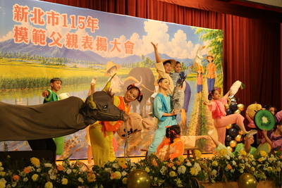  知名的歐陽慧珍舞蹈團小朋友以「阿爸牽水牛，行到田岸邊」舞蹈呼應115年模範父親表揚主題。