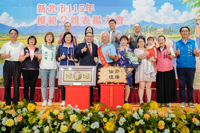  板橋區吳添福用寬厚肩膀為腦麻兒撐起一片天，榮獲侯友宜市長頒贈模範父親。