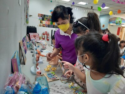 莒東社區特別規劃「親子性平小學堂」活動,志工阿嬤陪伴孫兒學習身體界線概念。