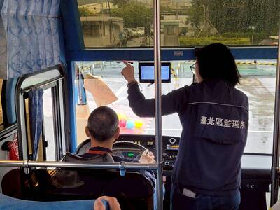 社會局攜手台北區監理所,讓板橋區新興里長輩實境體驗大型車視野死角及內輪差等道安宣導