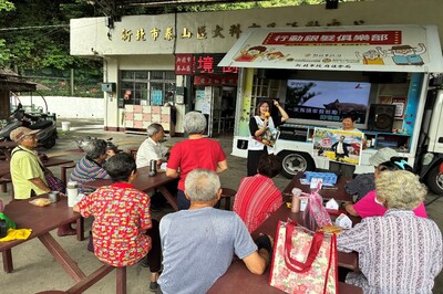 行動銀髮俱樂部至泰山大科市民活中心宣導年滿70歲的高齡者必須換照等宣導