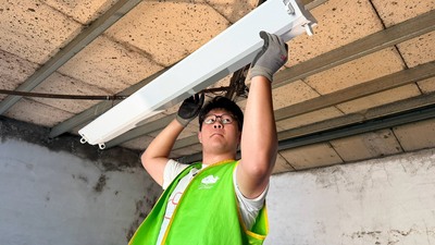 少年運用在培力園所學習的水電技能,為北海岸弱勢獨居長輩住家重新安裝日光燈。