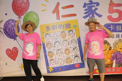 仁家長輩穿上自畫像T恤