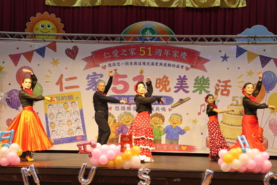  由郭燕萍所領導的魅力舞蹈團，為長輩帶來國、台語多首歌曲及舞蹈。
