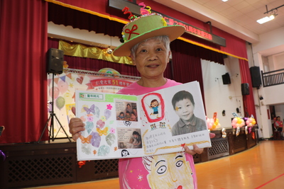  75歲的曾月雲阿嬤，將自己的一生繪成人生故事，當中包含股海浮沉。