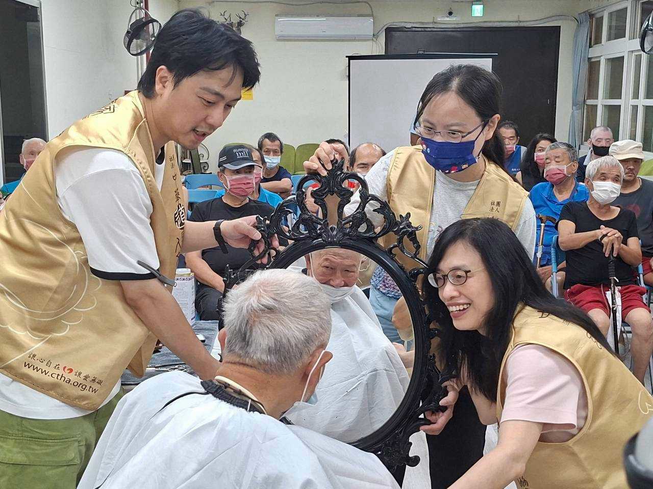 公益義剪同時送關懷
道家人文及仕招中秋送暖陪伴無家者
