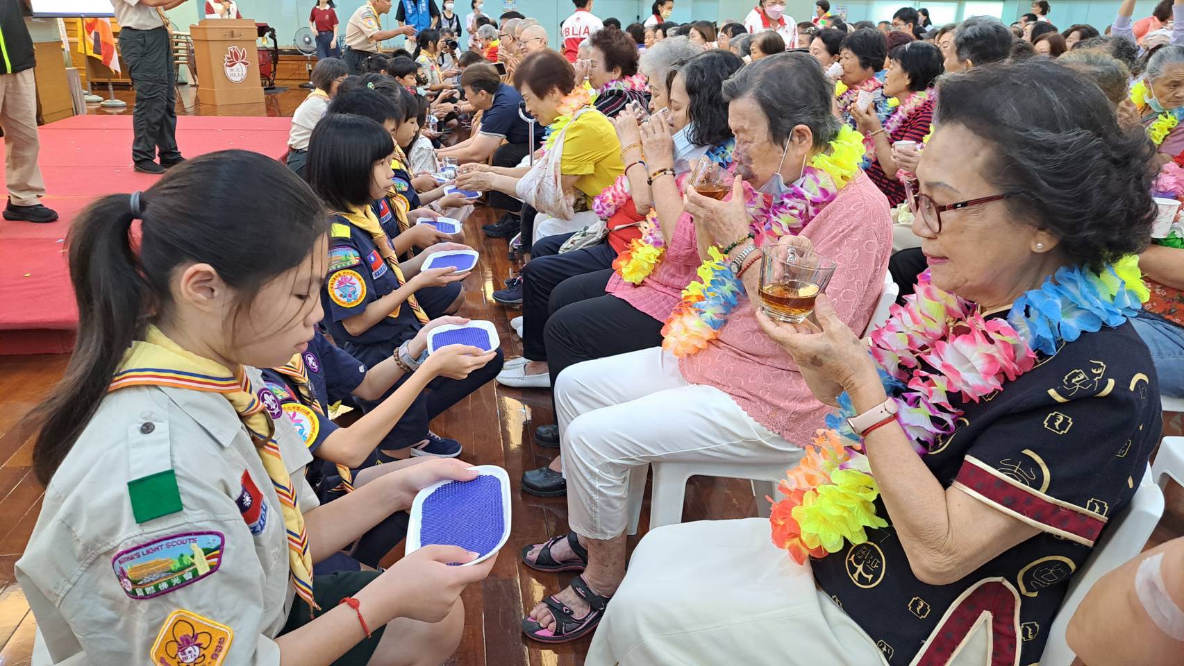 佛光山三重禪淨中心重陽敬老活動中西醫義診 連頭髮和腳趾頭都義剪