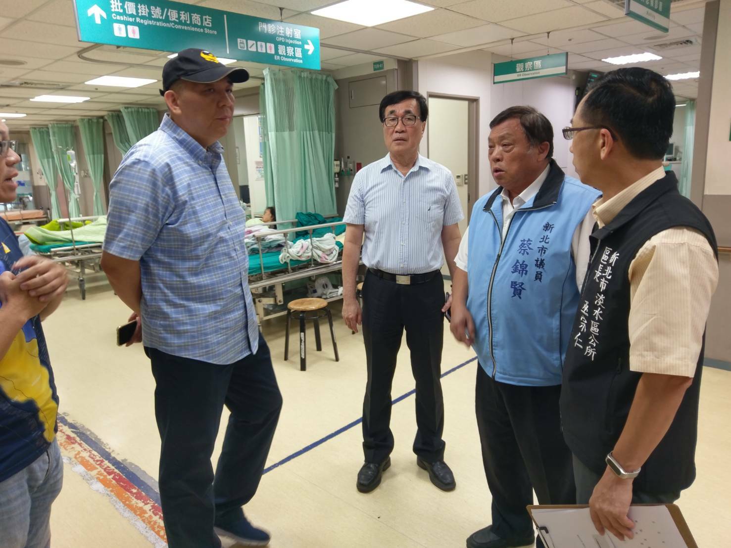 李四川副市長於火災後趕往醫院慰問罹難者及傷者家屬