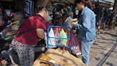 青年志工主動關懷在淡水老街做資源回收的阿嬤  買了一杯飲料要請阿嬤