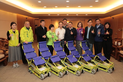 林陽晋捐贈新北市政府5台爬梯機,由侯友宜市長代表受贈