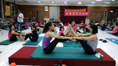 瑜珈老師示範雙人瑜珈術  鍛練腹部肌群及平衡
