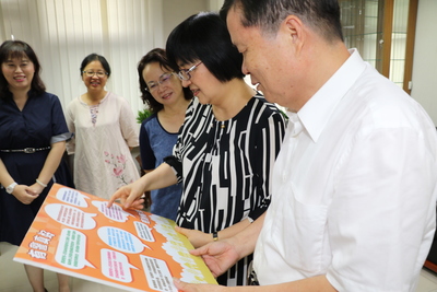 張錦麗局長（右2）致贈由社工親自寫的感謝卡片  右1為溫枝發副局長