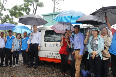 工研醋代工廠大醇食品董事長許嘉坡（右4）捐贈復康巴士  由謝政達（左5）代表接受