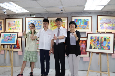 右起張錦麗局長和致理科大副校長謝金賢、張恩博、賴群靖  為愛在畫中開展